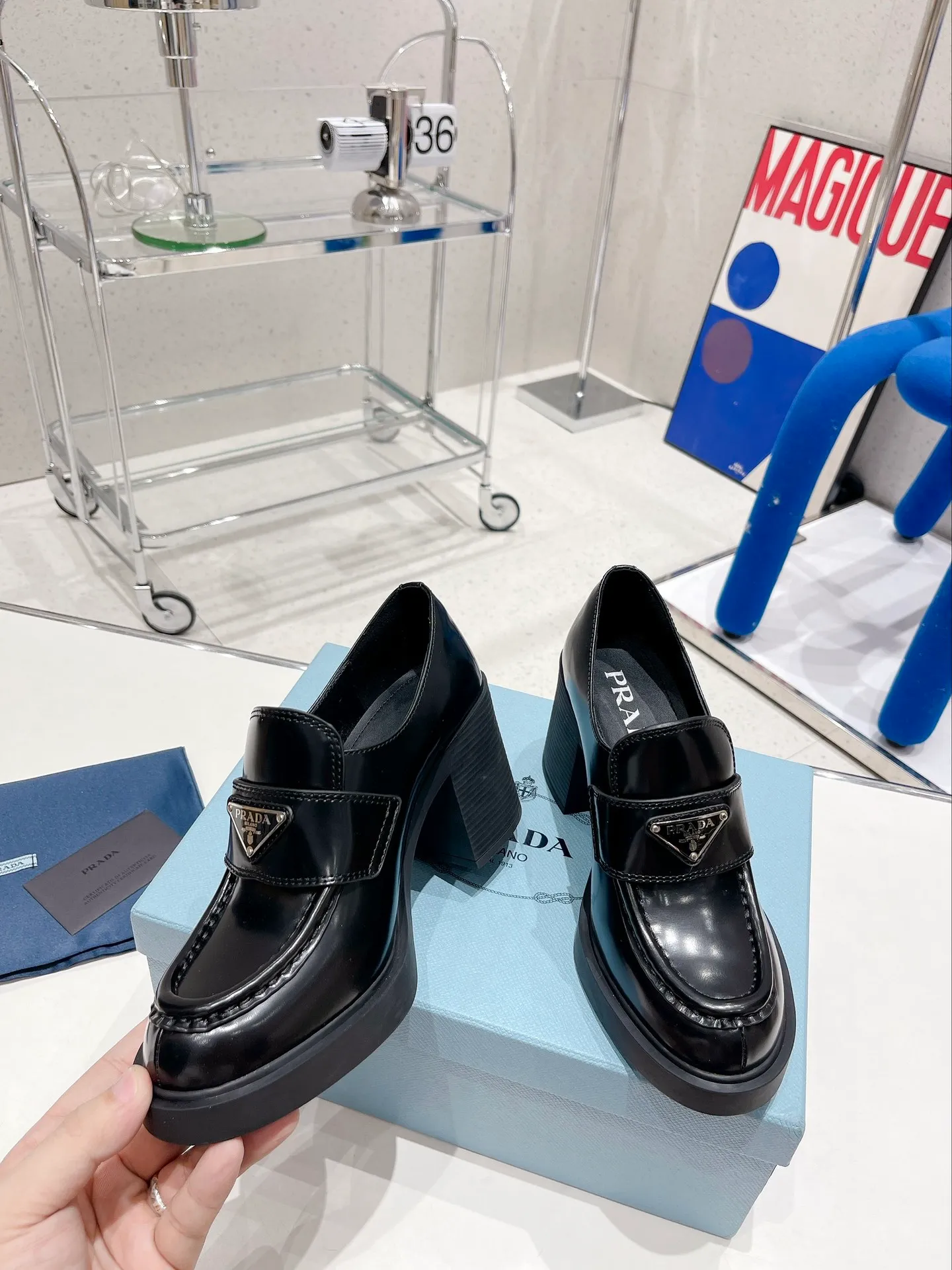 ✨Ex-factory price p520✨ Women's shoes Women's clothing ✨Ex-factory price prada Prada 2022 autumn and winter high-heeled loafers Classic triangular loafers, high-heeled style The slightly wide shoe shape is matched with a thick high-heeled shape, which is very coordinated and does not seem clumsy at all. Moreover, the one-piece sole has the comfort of sports shoes. You can instantly increase your height by 7.5cm after wearing it. A must-have item that combines both beauty and comfort! The upper is made of imported cowhide (open-edge beaded cowhide, cow patent leather) and the lining is lambskin! Top quality, Love layout, lace panel size: 35-40